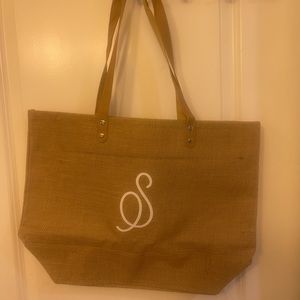 Beach bag with inside zipper pocket and letter S